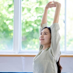 ストレッチしている女性