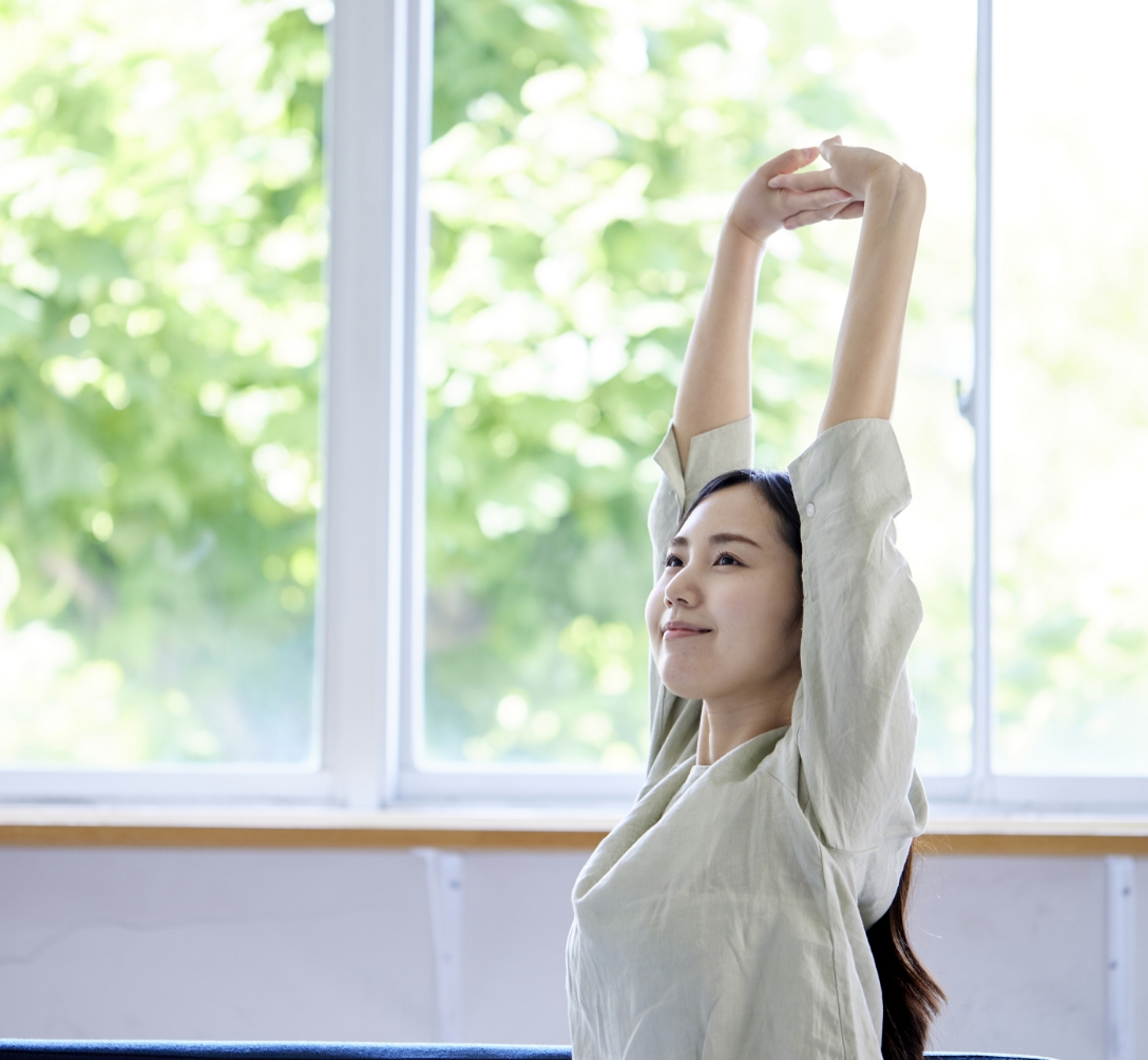 ストレッチしている女性