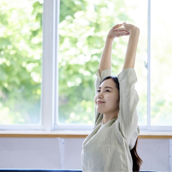 ストレッチしている女性